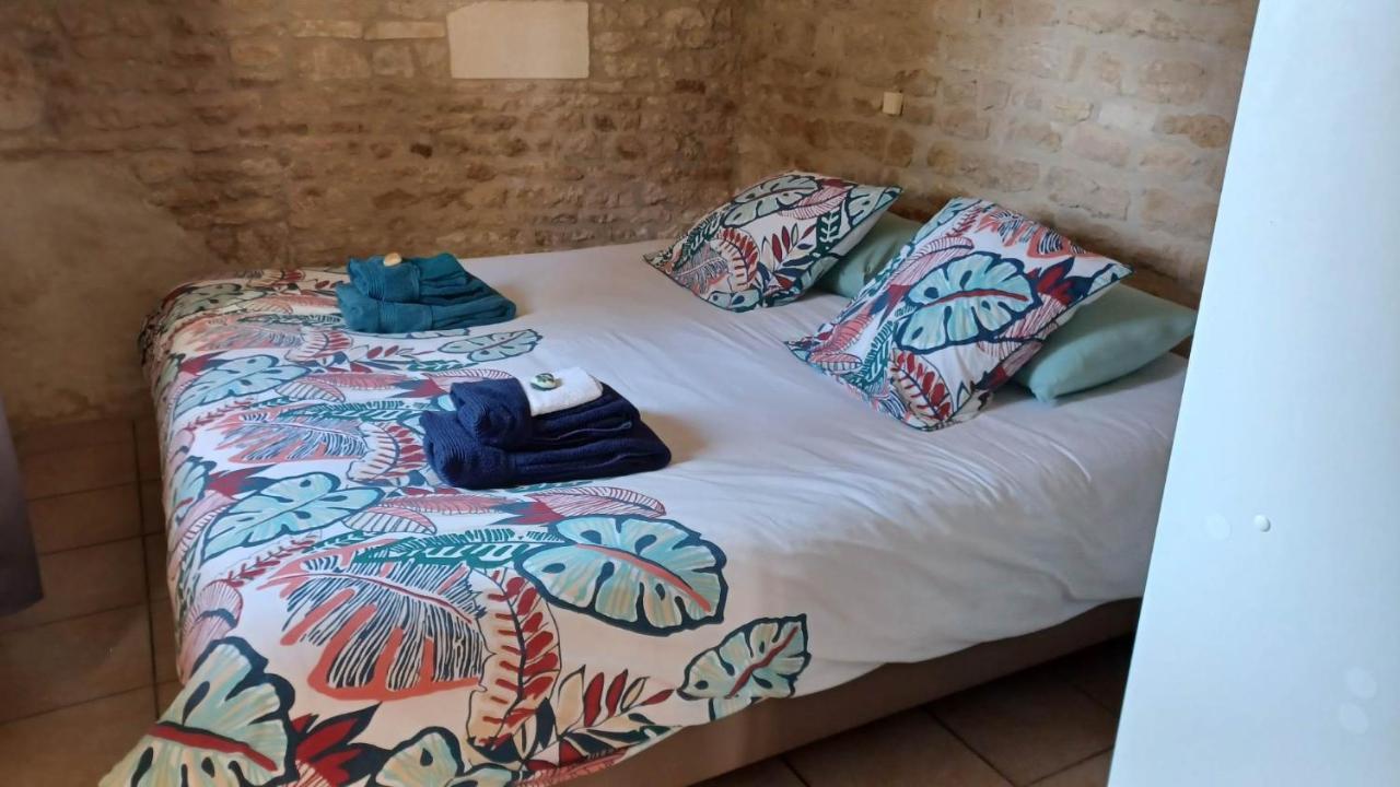 Escale Au Clos Saint Martin De Juillers Gites Et Chambres D'Hotes Екстериор снимка